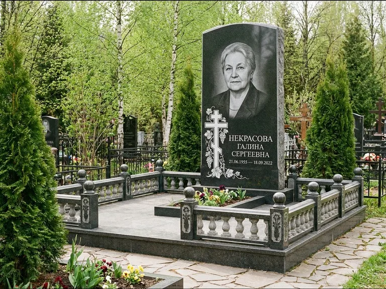 Памятник из чёрного гранита — стела с крестом и книгой с крестом с распятием, работа «Савельева» в Сургуте