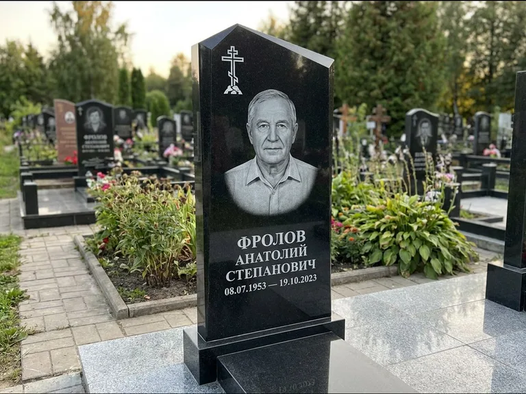 Памятник из чёрного гранита — стела со столиком и скамьёй с крестом на Голгофе, работа «Верещагин» в Сургуте