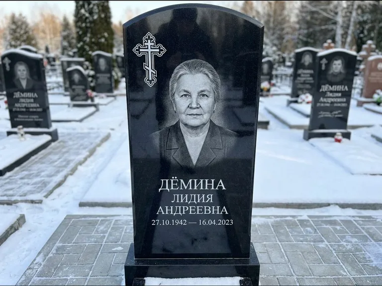 Памятник из чёрного гранита — стела домиком с крестом в лучах, работа «Селезнёва» в Сургуте