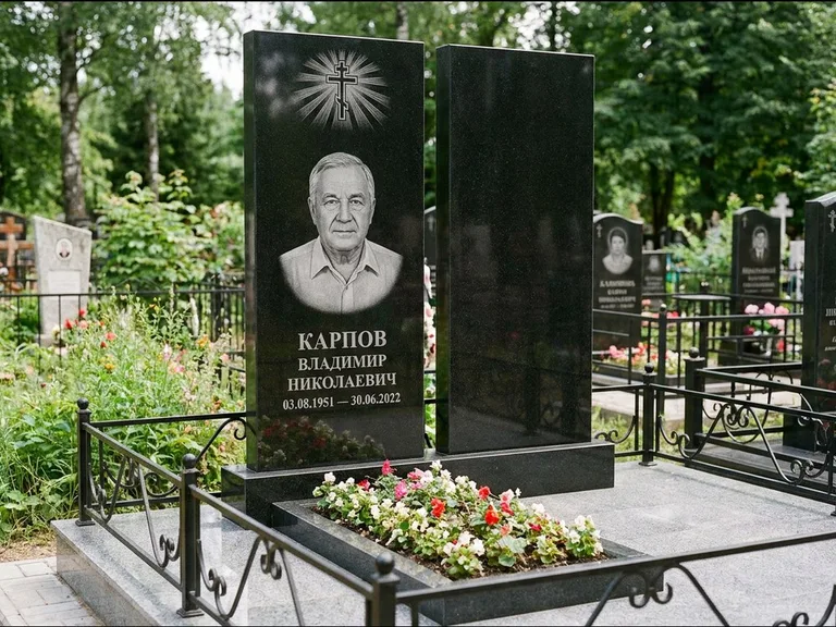 Памятник из чёрного гранита — ступенчатая стела с золочёным крестом, работа «Панкратов» в Сургуте