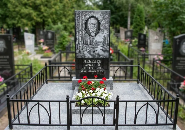 Памятник с гравировкой берёзовой рощи, портретом и надписью в Сургуте