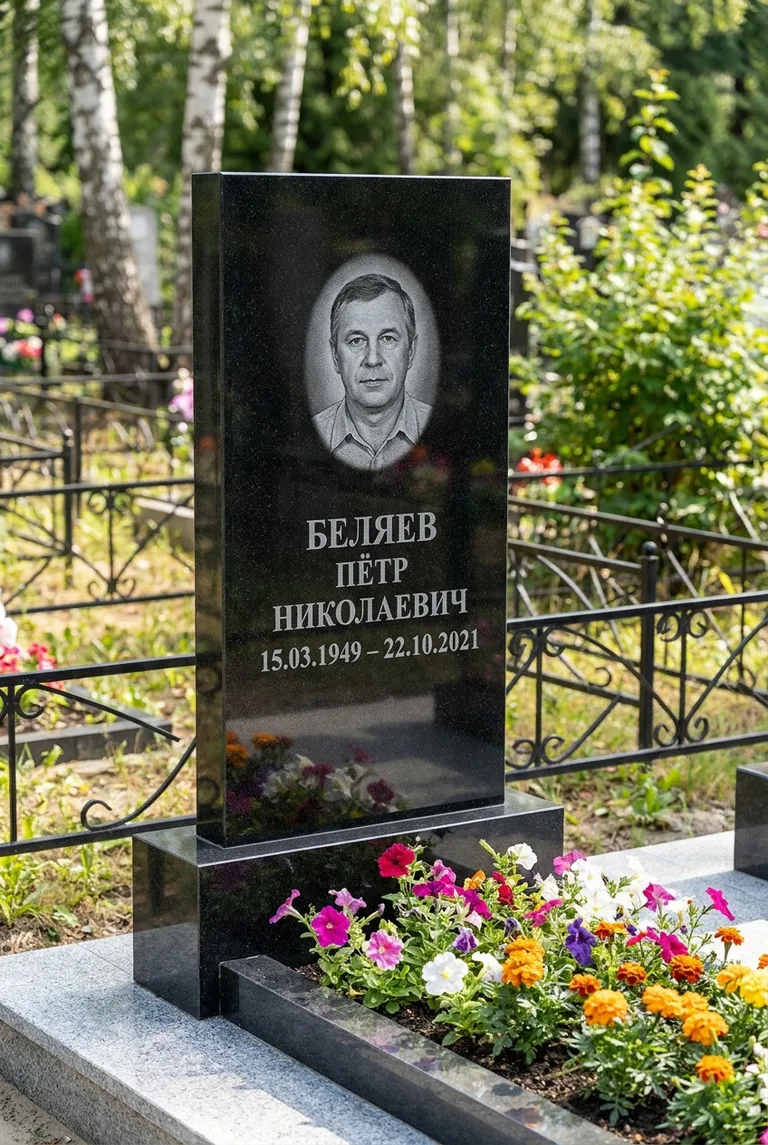 Вертикальный чёрный гранитный памятник под ключ с цветником в Сургуте