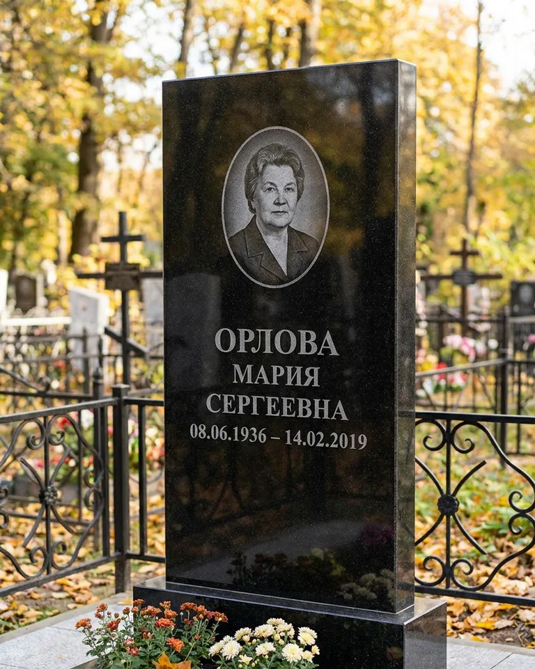 Вертикальный серый гранитный памятник под ключ, осень в Сургуте
