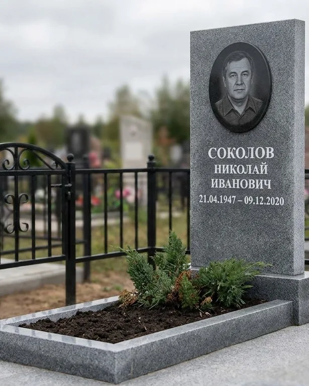 Чёрный памятник под ключ на гранитном цоколе в Сургуте