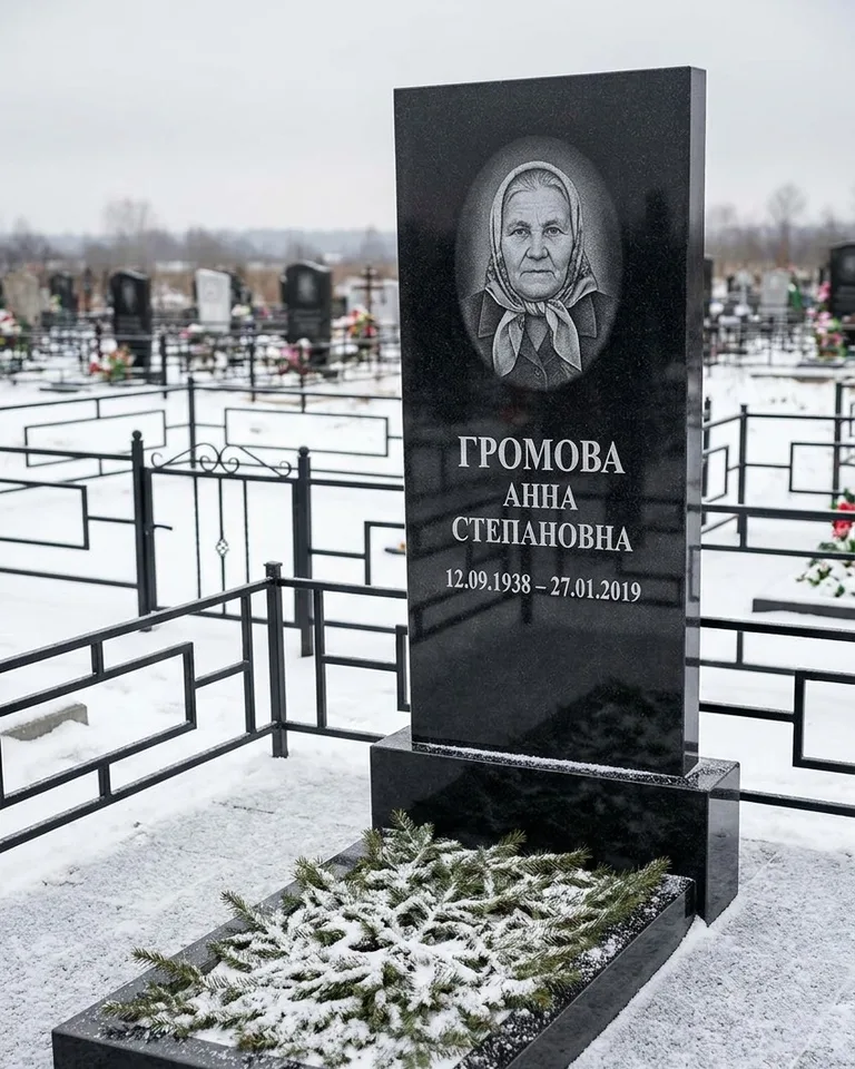 Простой вертикальный памятник под ключ зимой в Сургуте