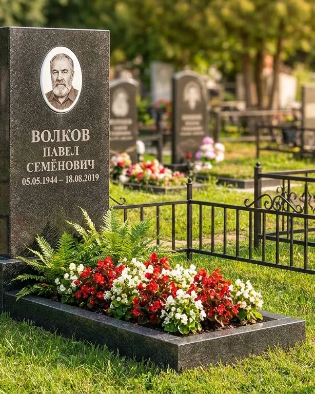 Тёмно-серый памятник под ключ с художественной гравировкой в Сургуте
