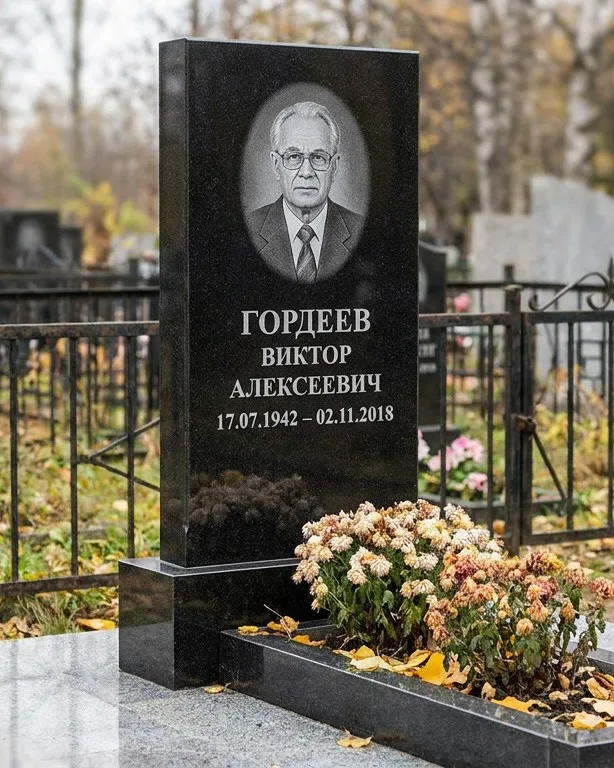 Памятник под ключ с гранитным цоколем и плиткой в Сургуте