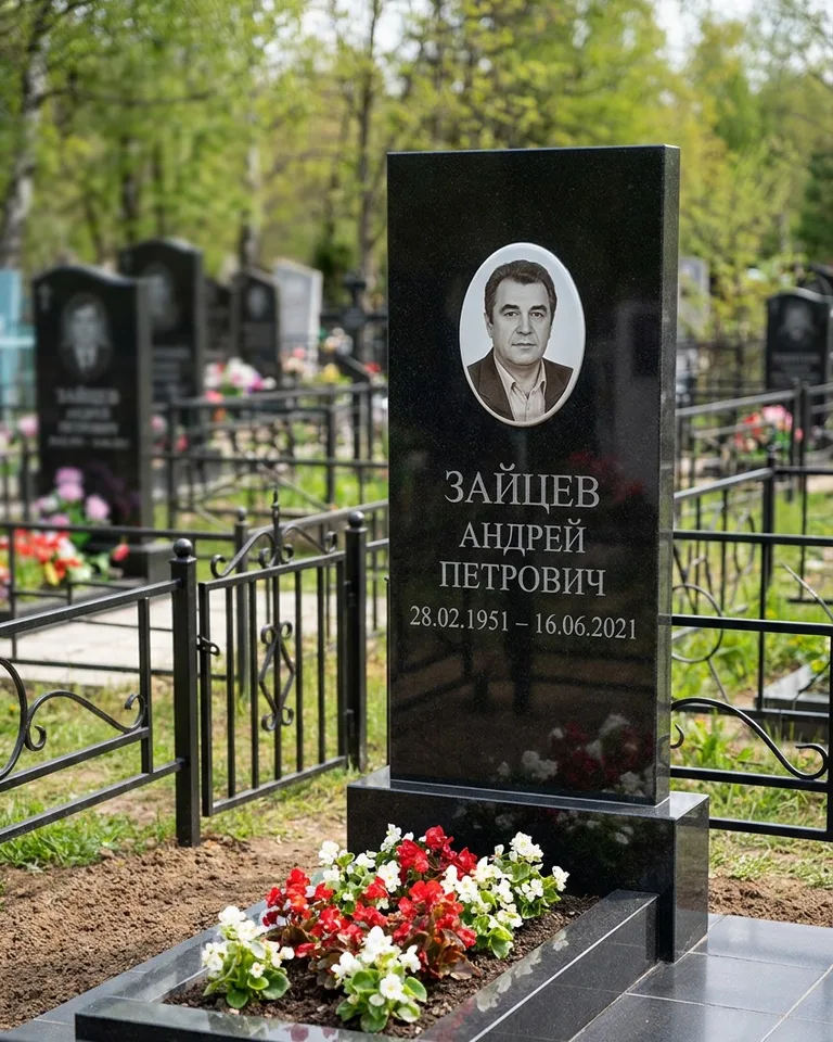 Памятник под ключ с гранитной вазой и цветами в Сургуте