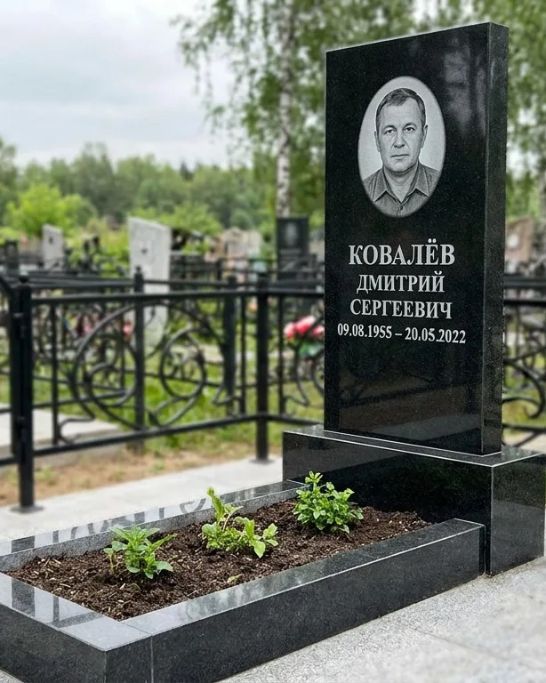 Горизонтальный серый памятник под ключ, осень в Сургуте
