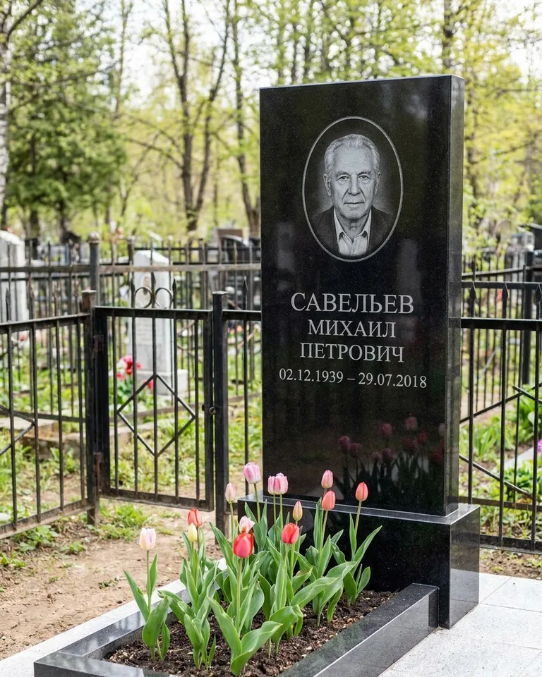 Горизонтальный памятник под ключ на гранитном основании в Сургуте