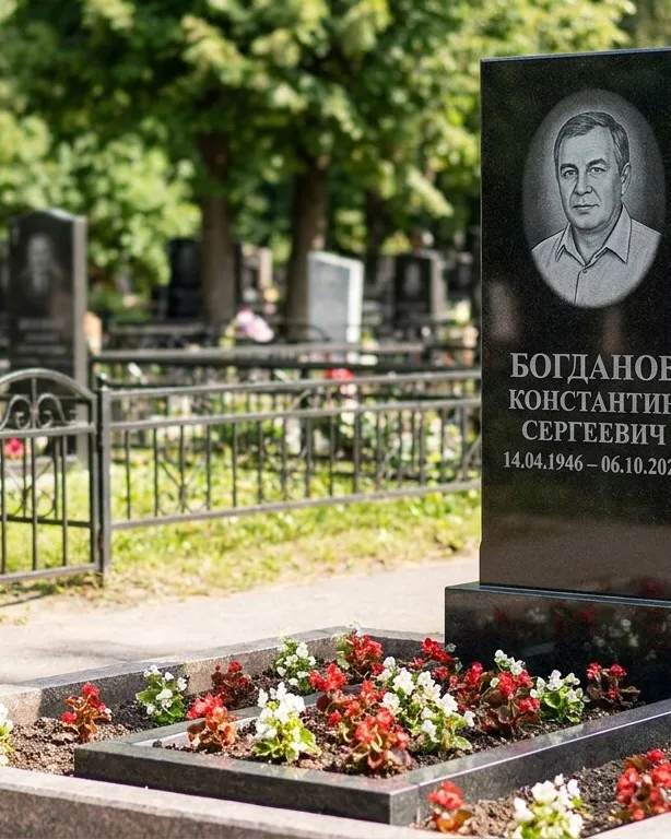 Низкий горизонтальный памятник под ключ с цветником в Сургуте