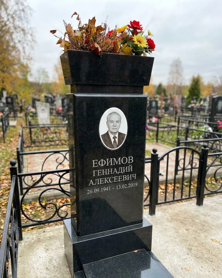Двойной семейный памятник под ключ с портретами в Сургуте