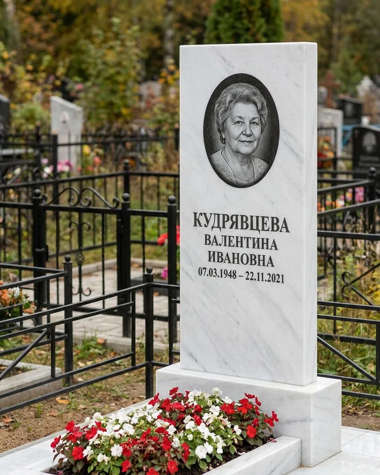Двойной памятник под ключ с цоколем и плиткой в Сургуте