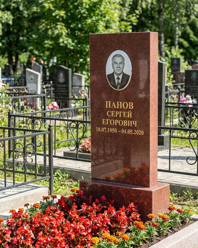 Двойной серый памятник под ключ с вазой в Сургуте