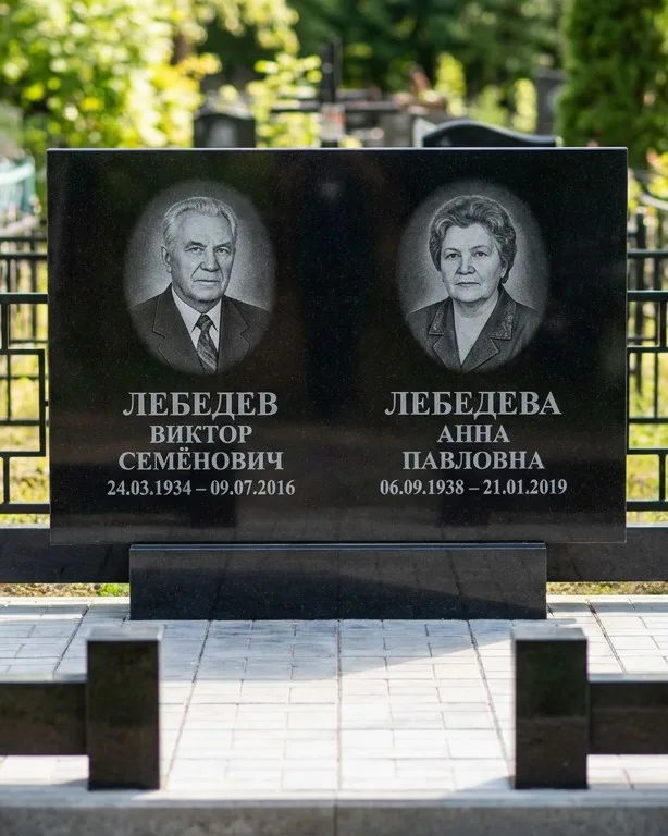 Памятник под ключ из красного гранита в Сургуте
