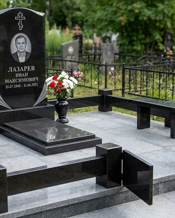 Памятник под ключ зимой с венком в Сургуте