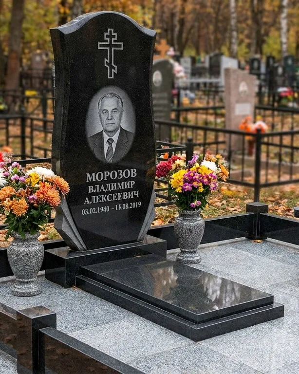 Памятник под ключ со скамьёй и мощением в Сургуте