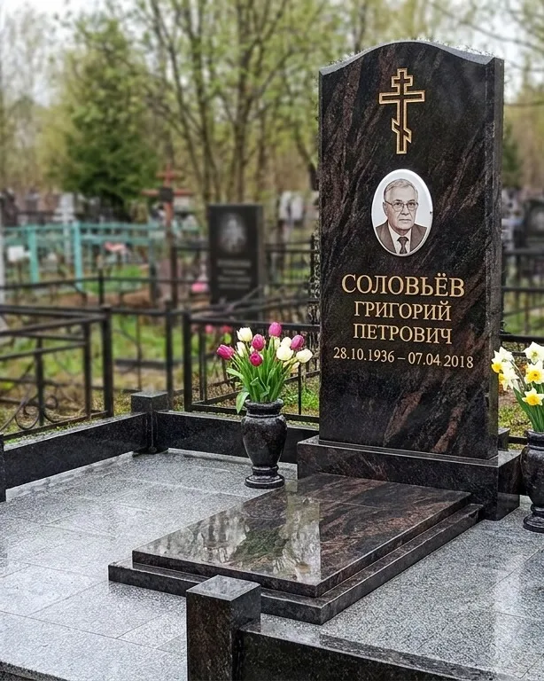 Памятник под ключ с гранитным цоколем и вазой, осень в Сургуте
