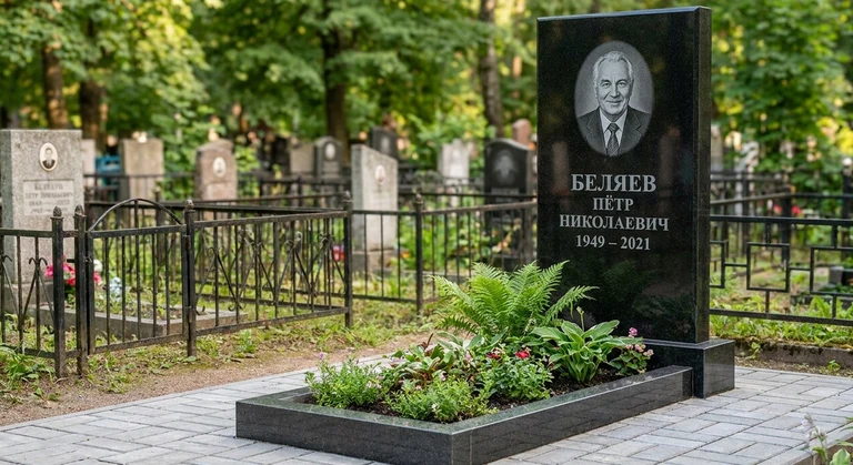 Памятник под ключ в Сургуте — гранитная стела с цветником и благоустройством, установлен под ключ