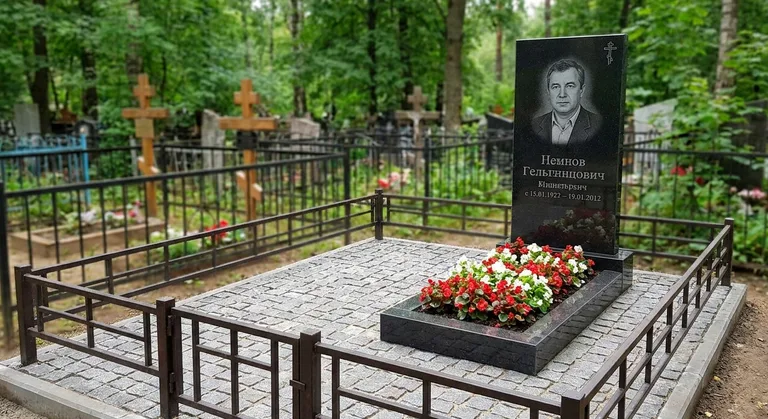 Памятник под ключ с цветником и благоустройством в Сургуте