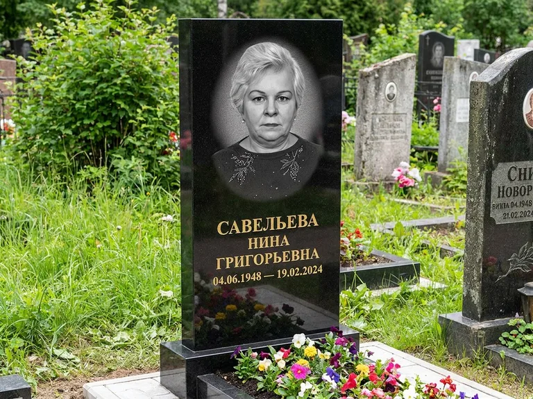Портрет на памятнике в Сургуте — Паспортное фото восстановили и награвировали на чёрной стеле