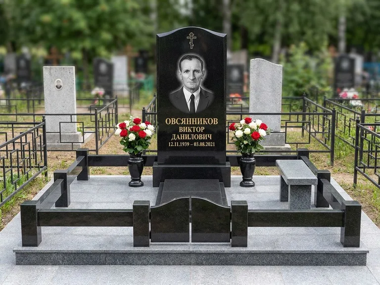Портрет на памятнике в Сургуте — Старый снимок → гравировка на премиум-комплексе с плиткой и оградой