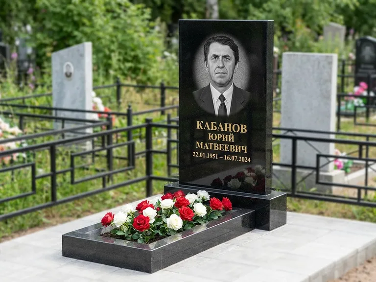 Портрет на памятнике в Сургуте — Старый снимок → гравировка на вертикальной стеле