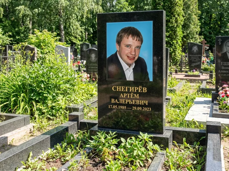 Портрет на памятнике в Сургуте — Цветное фото → прямоугольная фотокерамика на чёрном граните
