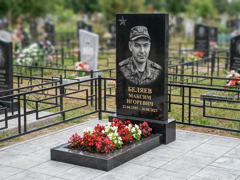 Портрет на памятнике в Сургуте — Военное фото → цветная фотокерамика, гравированная звезда