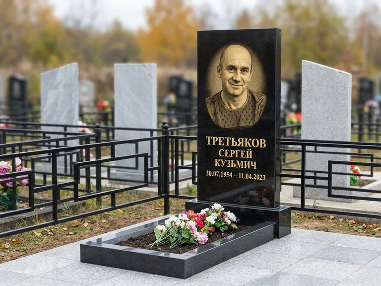 Портрет на памятнике в Сургуте — Восстановленный портрет → гравировка на вертикальной стеле