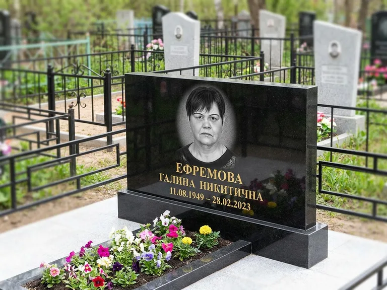 Портрет на памятнике в Сургуте — Ч/б портрет → гравировка на горизонтальном памятнике