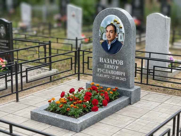 Портрет на памятнике в Сургуте — Цветной портрет → фотокерамика-овал на сером граните, буквы белые