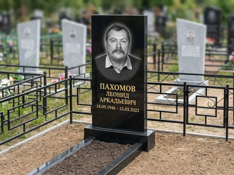 Портрет на памятнике в Сургуте — Маленькое фото → гравировка на простом бюджетном памятнике