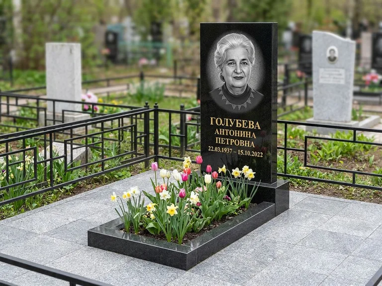 Портрет на памятнике в Сургуте — Выцветший скан восстановили и награвировали на стеле