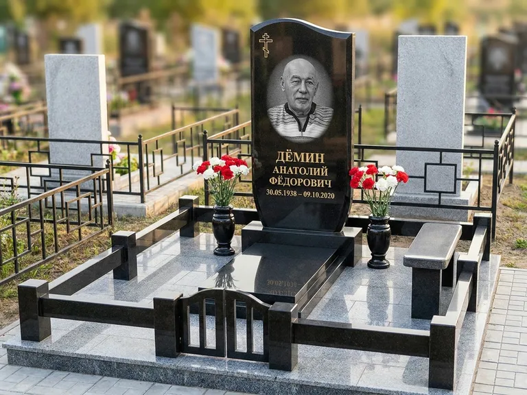 Портрет на памятнике в Сургуте — Реставрация → гравировка на премиум-комплексе