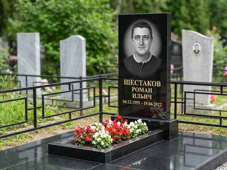 Портрет на памятнике в Сургуте — Ч/б портрет → гравировка на стеле