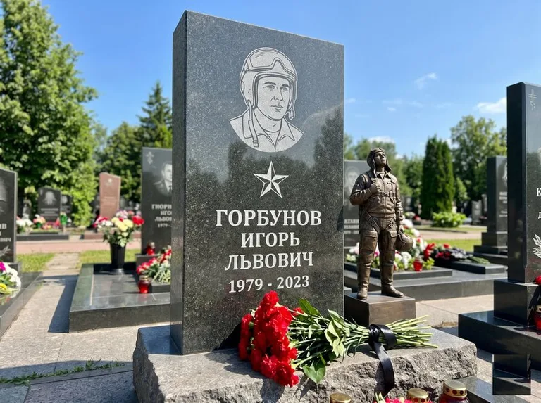 Гранитная фигура лётчика на памятнике военному со звездой в Сургуте