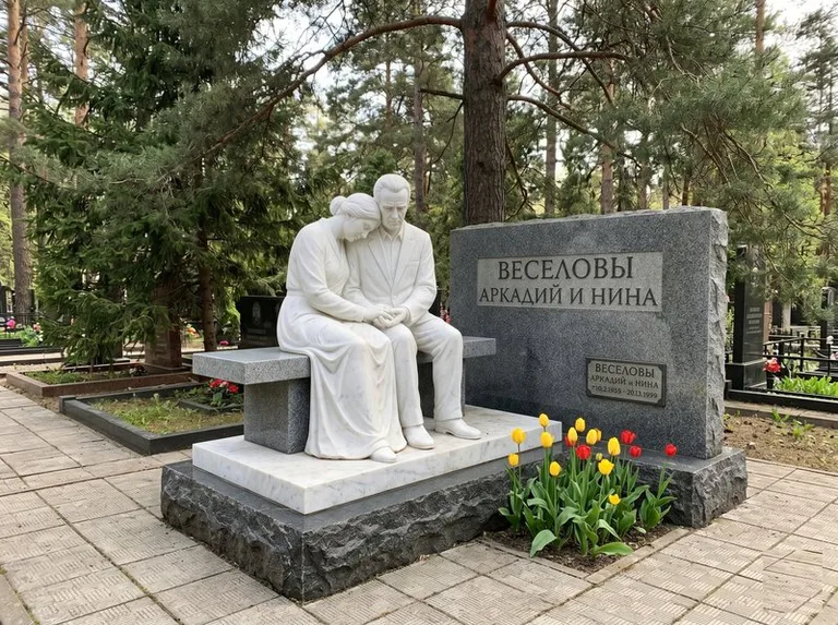 Мраморная скорбящая пара на эксклюзивном мемориале в Сургуте