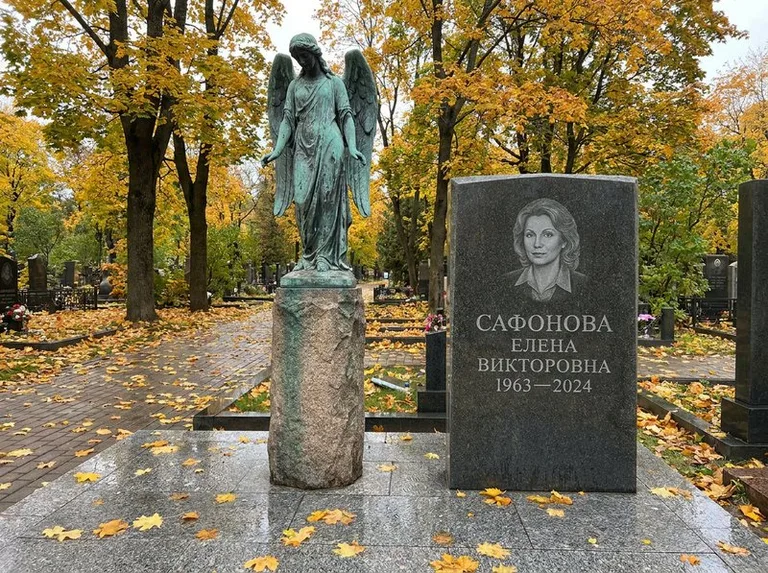 Бронзовый ангел на колонне рядом с памятником в Сургуте