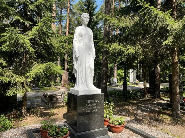 Ростовая женская фигура с портретным сходством на мемориале в Сургуте