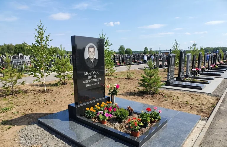 Уборка могилы со скамьёй до и после в Сургуте