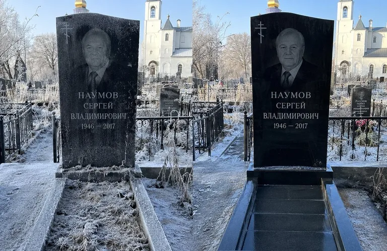 Диптих №18: могила с деревянным крестом и низкой оградкой — выполота трава в Сургуте