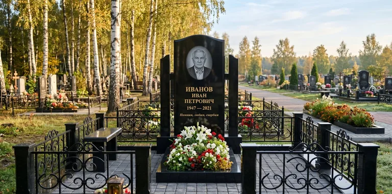 Мемориальный комплекс с цветником и оградой в Сургуте