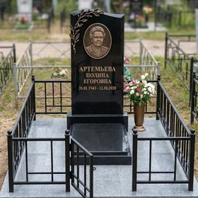 Памятник из черного гранита с бронзовыми элементами