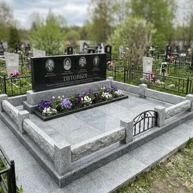 Семейный памятник на четверых из комбинированного гранита
