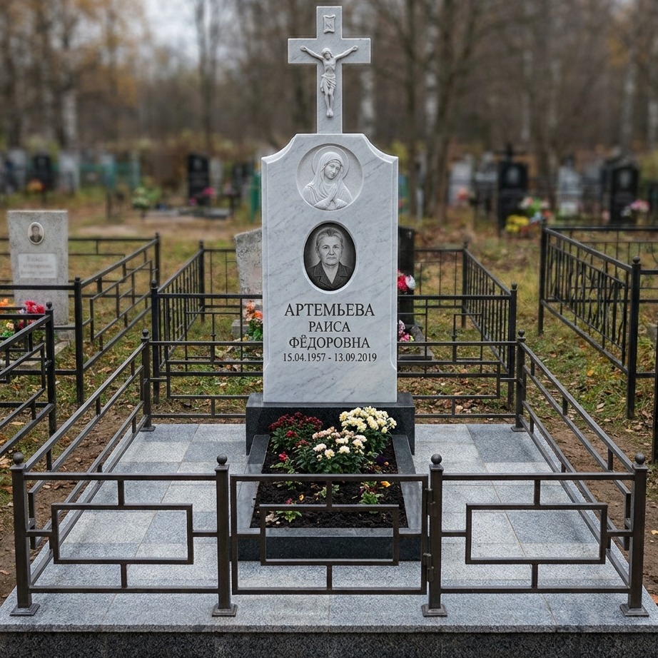 Пример дизайна: Католический памятник с латинским крестом из белого мрамора — фото и цена