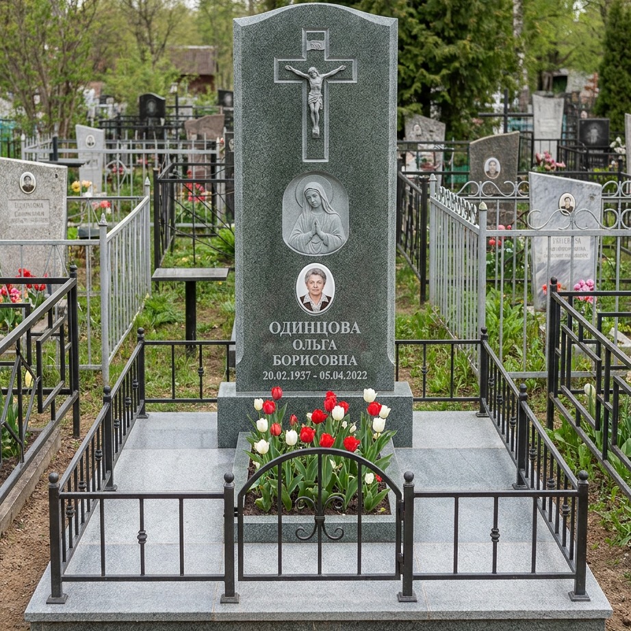 Пример дизайна: Католический памятник из серо-зелёного гранита с крестом — фото и цена