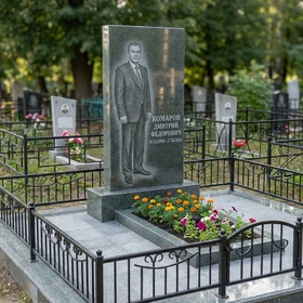 Памятник из серо-зелёного гранита с гравировкой в полный рост