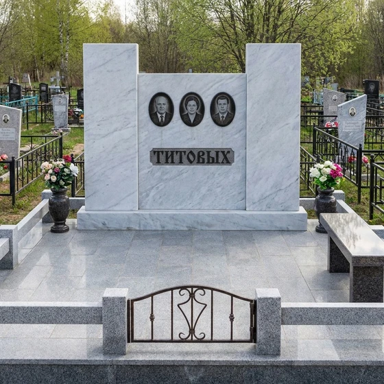 Семейный мемориальный комплекс из белого мрамора