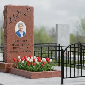 Мемориал с журавлиным клином из красного гранита Лезниковский